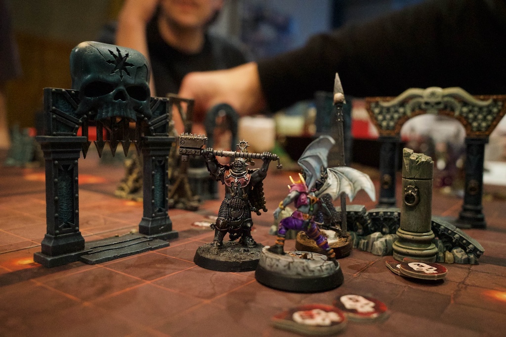 Two war cry minis fighting